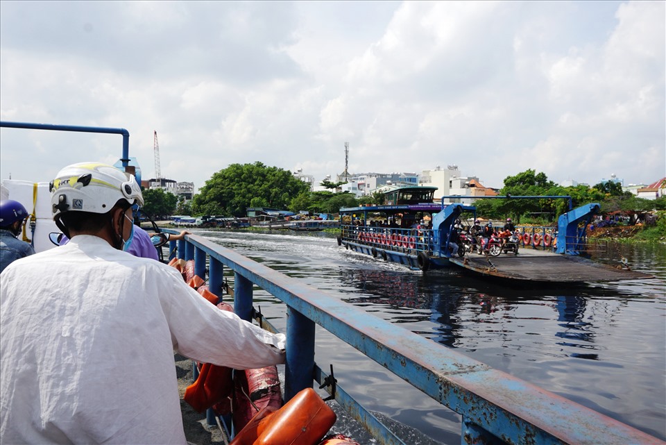 Người dạn rất mong chờ cầu An Phú Đông đi vào hoạt động thay thế bến phà hiện tại.  Ảnh: Minh Quân