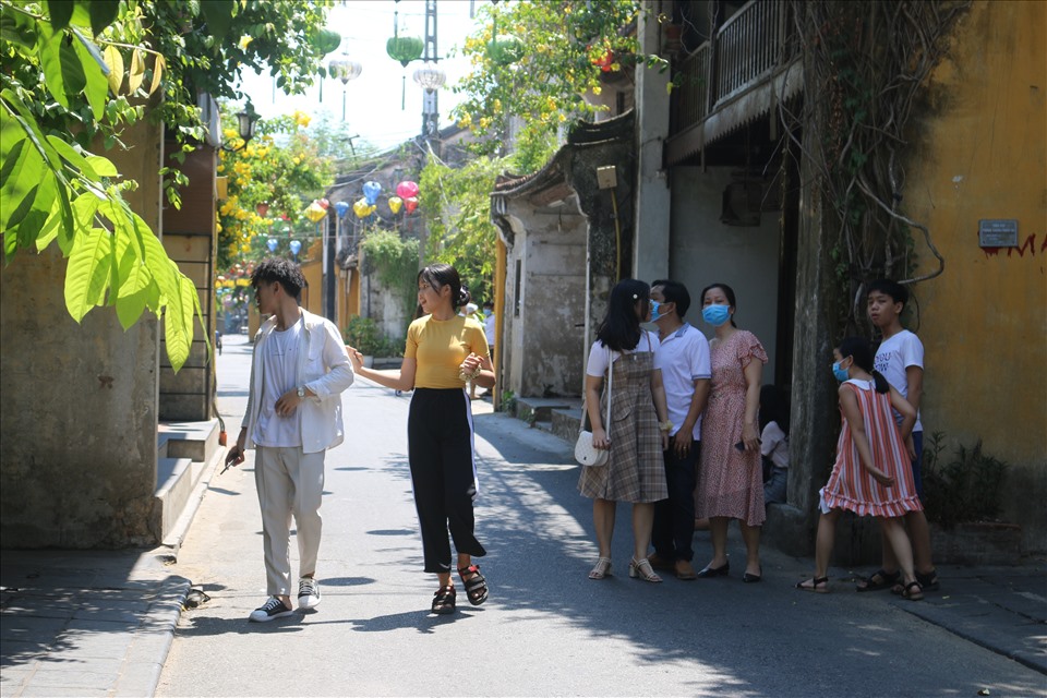 Nhiều bạn trẻ đã chọn Hội An là điểm đến tham quan và check-in sau 1 tuần bước vào năm học mới.