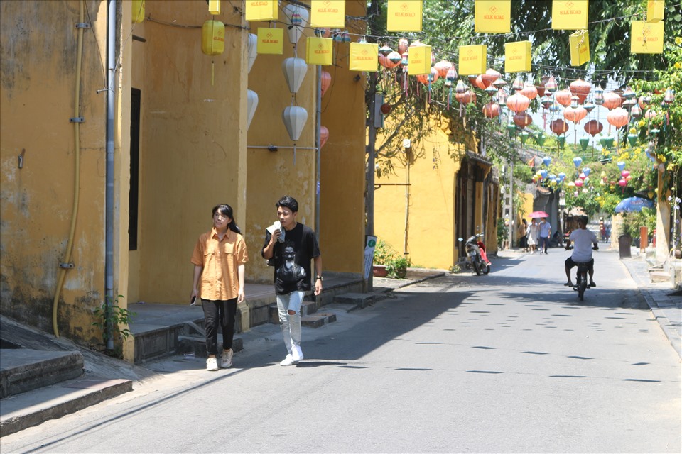 Sau nhiều ngày hết thực hiện cách ly xã hội và chuyển sang trạng thái “bình thường mới” nhiều du khách đã đến Hội An nhưng đa phần là khách nội địa.