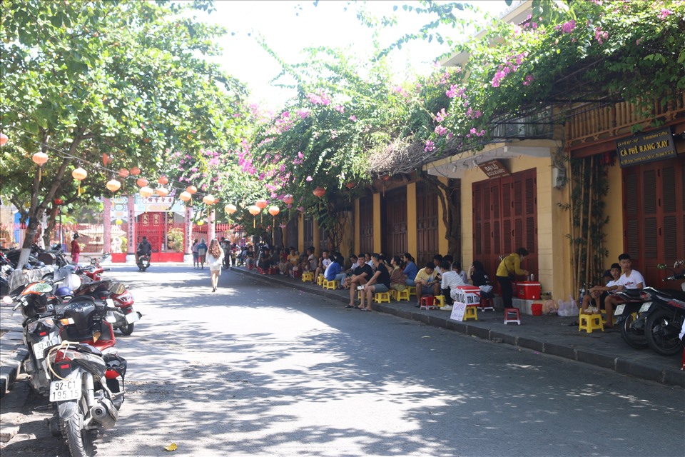 Các cửa hàng lưu niệm vẫn khóa cửa im điềm thay vào đó là những quán cà phê vỉa hè được mở bán.