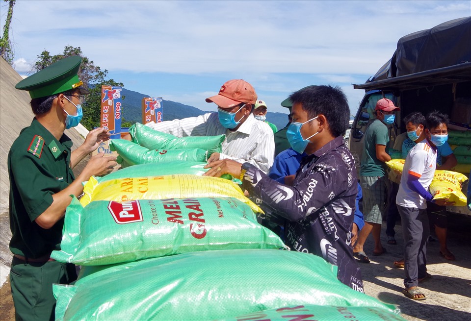 Hơn 1 tấn gạo hỗ trợ được trao cho nhân dân bản Ka Lô. Ảnh: Võ Tiến.