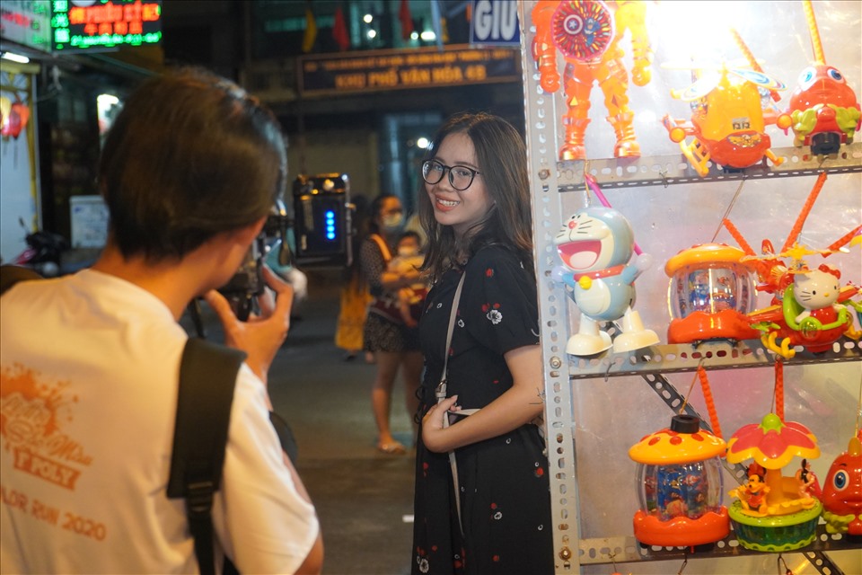 Ghi nhận tối ngày 13.9, tại phố Lồng đèn Lương Nhữ Học, rất đông các bạn trẻ đến đây để vui chơi, chụp hình dịp cuối tuần.