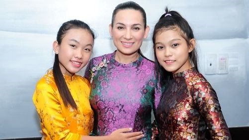 Phi Nhung và 2 cô con nuôi gái lớn là ca sĩ. Ảnh: NSCC