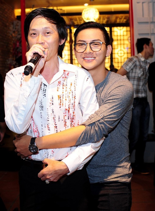 Hoài Linh và con nuôi là ca sĩ Hoài Lâm. Ảnh: NSCC