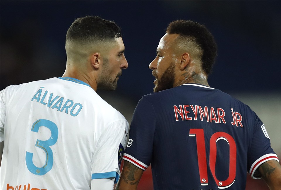 Neymar tát vào mặt đối thủ và nhận thẻ đỏ sau khi trọng tài xem lại VAR. Ảnh: Getty Images