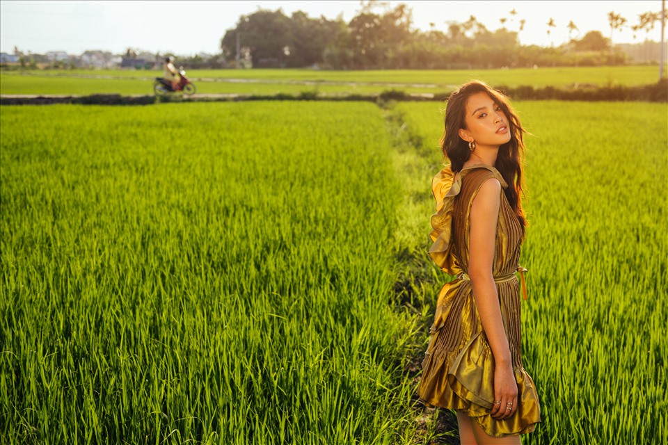 Thông qua bộ ảnh, NTK Lê Thanh Hòa cùng hoa hậu Tiểu Vy  kêu gọi khán giả trở lại với những chuyến đi khám phá vẻ đẹp của đất nước để ủng hộ du lịch Việt trong thời dịch.