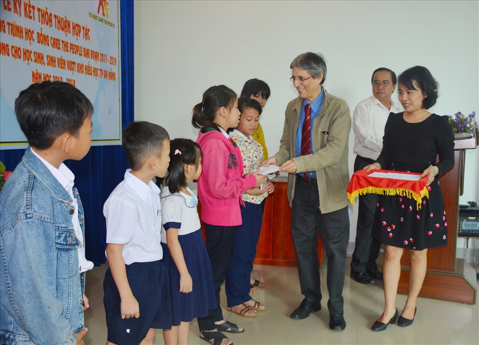 Bác sĩ Enza Falcone trao Học bổng Care the people cho học sinh mồ côi nghèo tại Đà Nẵng.