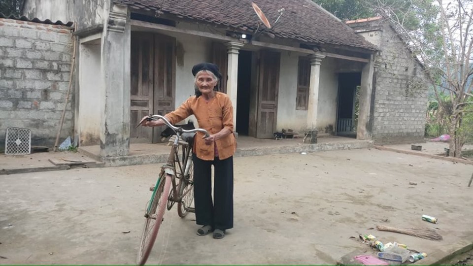 Cụ bà Đỗ Thị Mơ bên chiếc xe đạp cũ. Ảnh: Quách Du