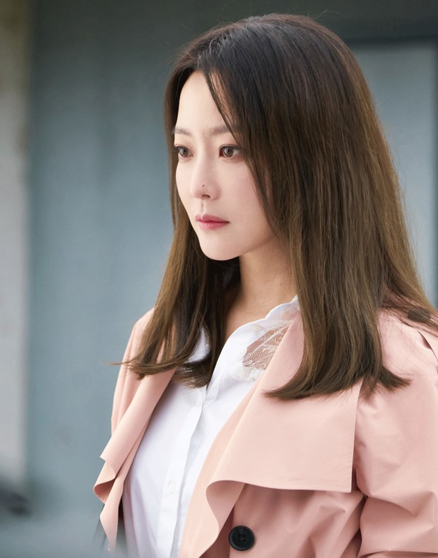 Ở tuổi 43, Kim Hee Sun không gặp nhiều khó khăn khi nhập vai 20 tuổi trên màn ảnh. (Ảnh: Cắt từ phim).