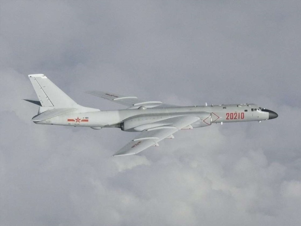 Máy bay ném bom H-6 của Trung Quốc. Ảnh: Reuters