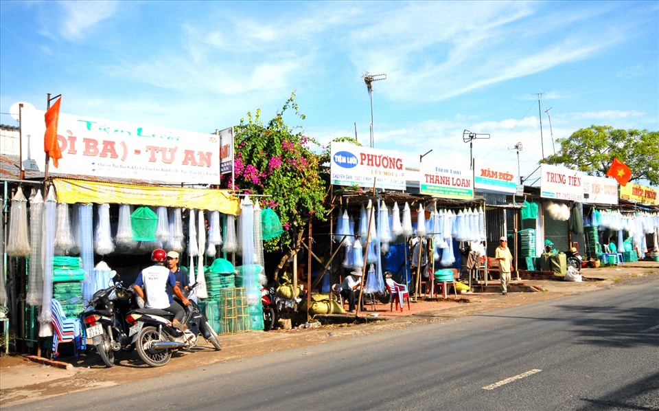 Những ngày này, vùng ĐBSCL đang bước vào mùa nước nổi. Đây là lúc bà con không trồng hoa màu gì được, chỉ trông chờ vào khai thác thuỷ sản, kiếm thêm thu nhập cho gia đình. Theo đó, nhiều cơ sở sản xuất ngư cụ cũng đang tất bật vào mùa, để cung ứng hàng hóa, sản phẩm cho ngư dân đánh bắt. Ảnh: Khung cảnh tại làng nghề chài lưới Thơm Rơm thuộc quận Thốt Nốt, TP.Cần Thơ.