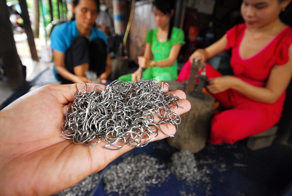 Các sản phẩm phục vụ đanh bắt trong mùa nước nổi vô cùng đa dạng về mẫu mã. Từ những chiếc lưỡi câu, đến chiếc lờ bắt cá, lợp bắt cua đồng...