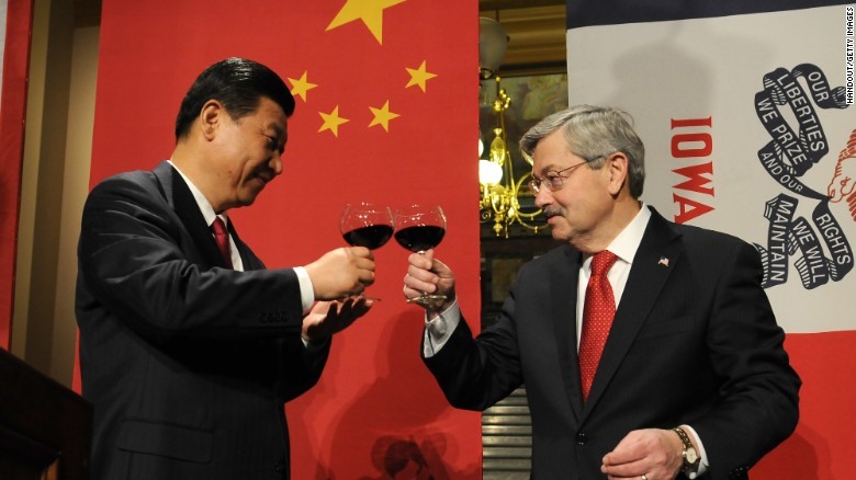 Ông Tập Cận Bình khi đó là Phó Chủ tịch Trung Quốc và ông Terry Branstad khi đó là Thống đốc Iowa nâng ly trong bữa tiệc chiêu đãi ngày 15.2.2012 tại Des Moines, Iowa. Ảnh: CNN.