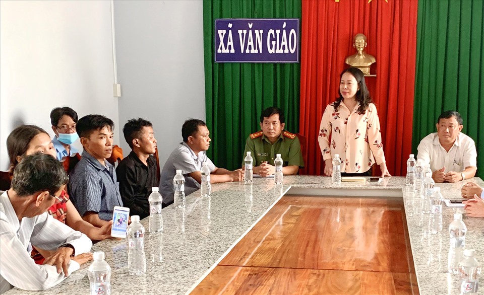 Làm việc với lãnh đạo xã Văn Giáo và huyện Tịnh Biên, Bí thư Tỉnh ủy An Giang yêu cầu tiếp tục quan tâm, hỗ trợ gia đình 5 trẻ đuối nước. Ảnh: LT