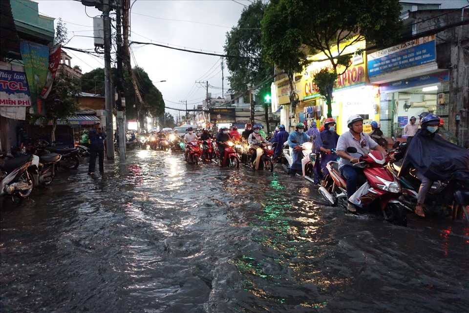 Theo ghi nhận, chỉ sau 15 phút mưa lớn, đường Tô Ngọc Vân (quận Thủ Đức) đã ngập mênh mông nước.  Ảnh: Minh Quân