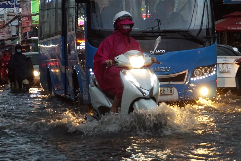 Tuyến đường Tô Ngọc Vân, quận Thủ Đức bị ngập sâu khiến hàng loạt phương tiện lội nước.  Ảnh: Minh Quân