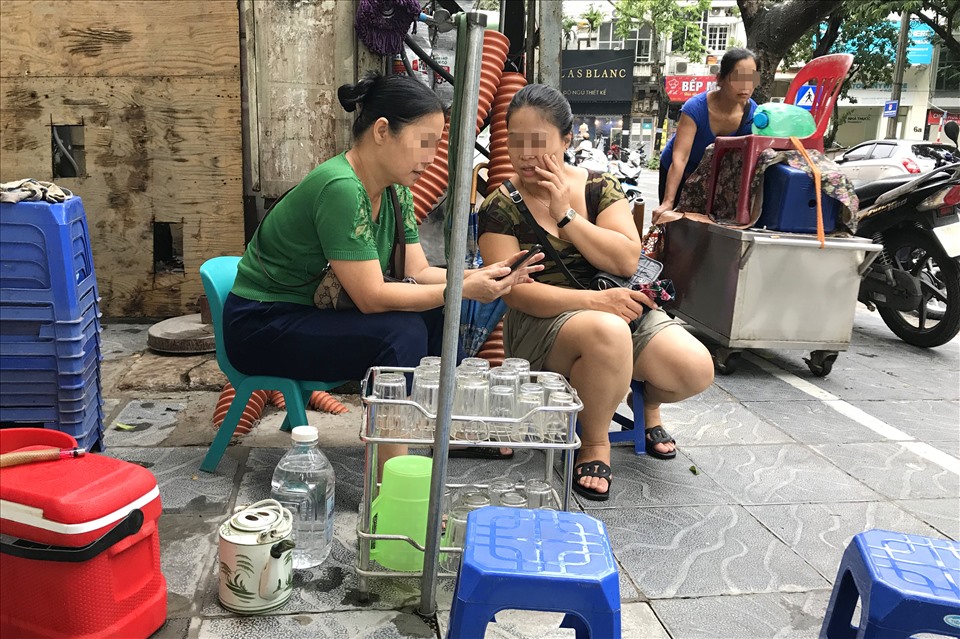Một quán trà đá đang mở và “một quán khác” đang được người dân dọn ra bán ở khu vực quận Ba Đình (Hà Nội)