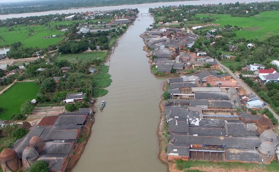 Làng nghề nằm dọc ven sông Cổ Chiên, kênh Thầy Cai (tỉnh Vĩnh Long).