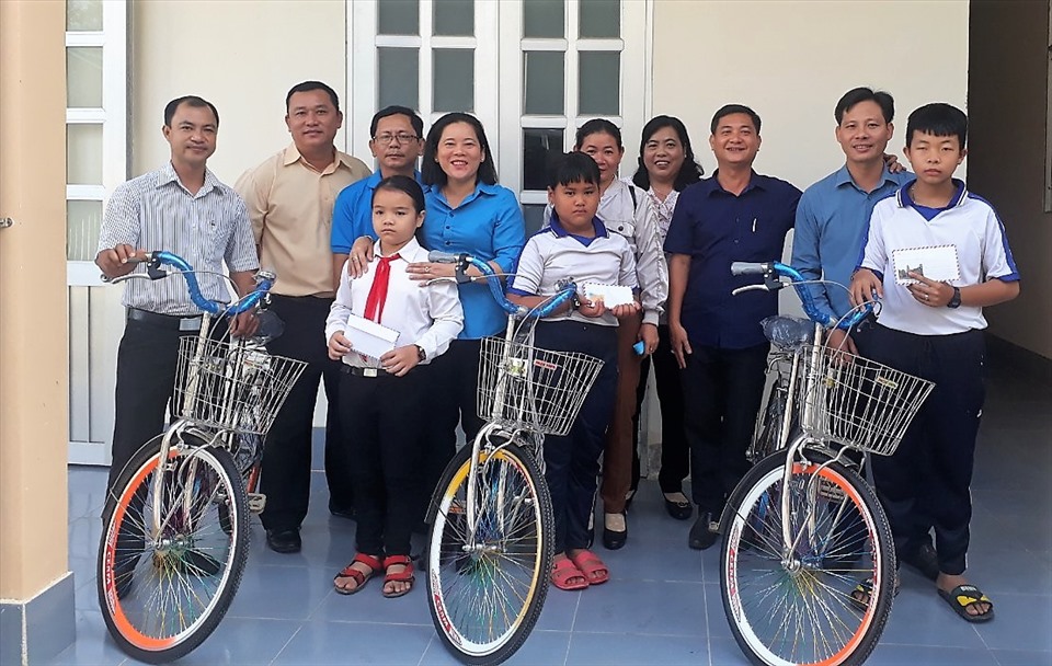Đồng chí Lê Thị Thanh Lam - Chủ tịch LĐLĐ tỉnh Hậu Giang - trao tặng xe đạp cho các em học sinh. Ảnh: Hoài Phúc