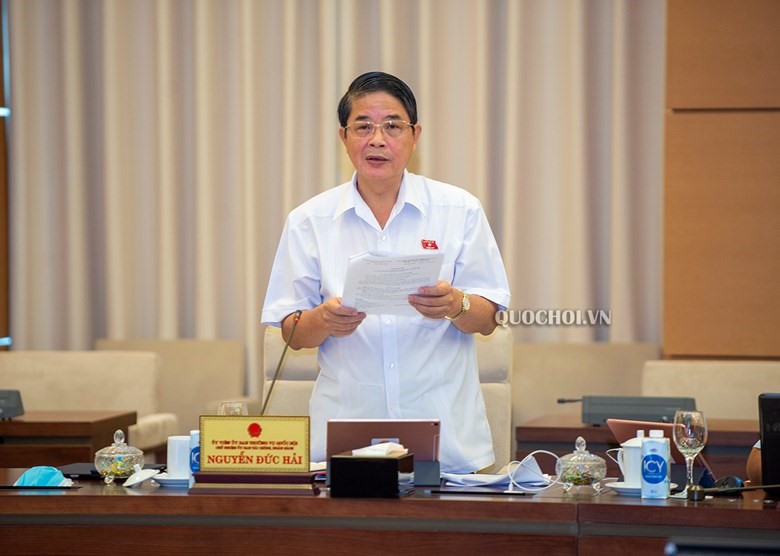 Chủ nhiệm Uỷ ban Tài chính Ngân sách Nguyễn Đức Hải trình bày báo cáo thẩm tra về việc bổ sung kinh phí mua bù gạo dự trữ quốc gia. Ảnh Quochoi.vn