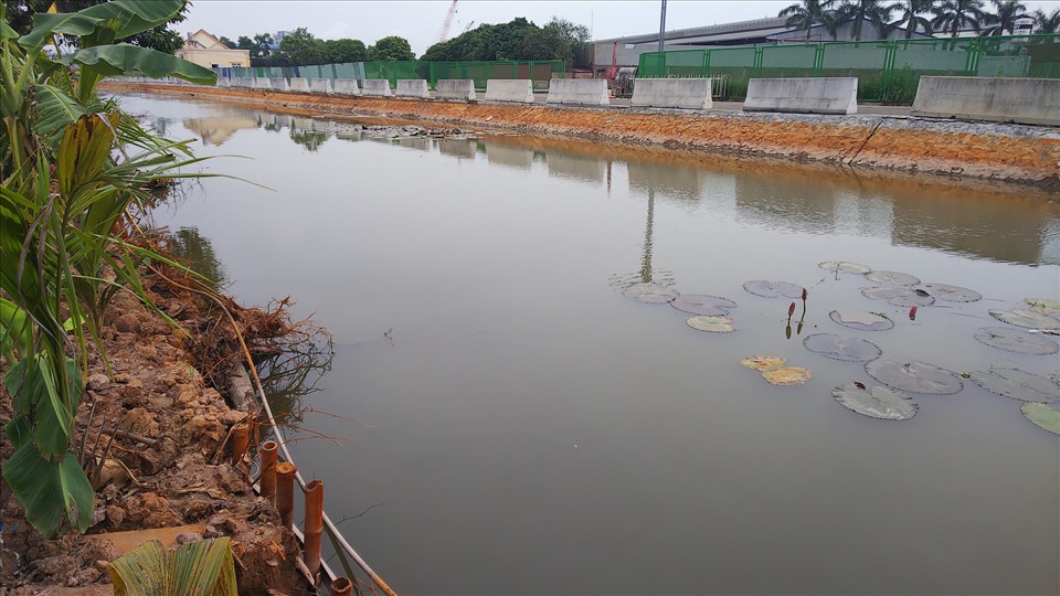 Hai bên bờ kênh Cẩm Văn 2 bị “nhuộm” đỏ bởi dòng nước. Ảnh ĐL