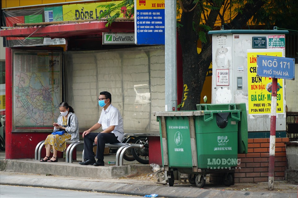 Tại một số tuyến phố trong khu vực nội thành Hà Nội vị trí đặt điểm dừng, nhà chờ xe buýt quá gần nơi tập kết rác. Nhiều người dân đứng đợi xe buýt đang phải chịu mùi từ những xe rác được đặt ở ví trí ngay bên cạnh điểm, nhà chờ.