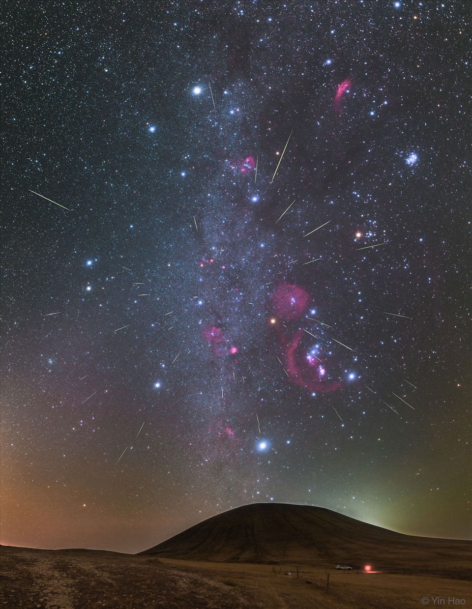 Mưa sao băng Orionids trên bầu trời Nội Mông, Trung Quốc. Tác giả: Yin Hao.