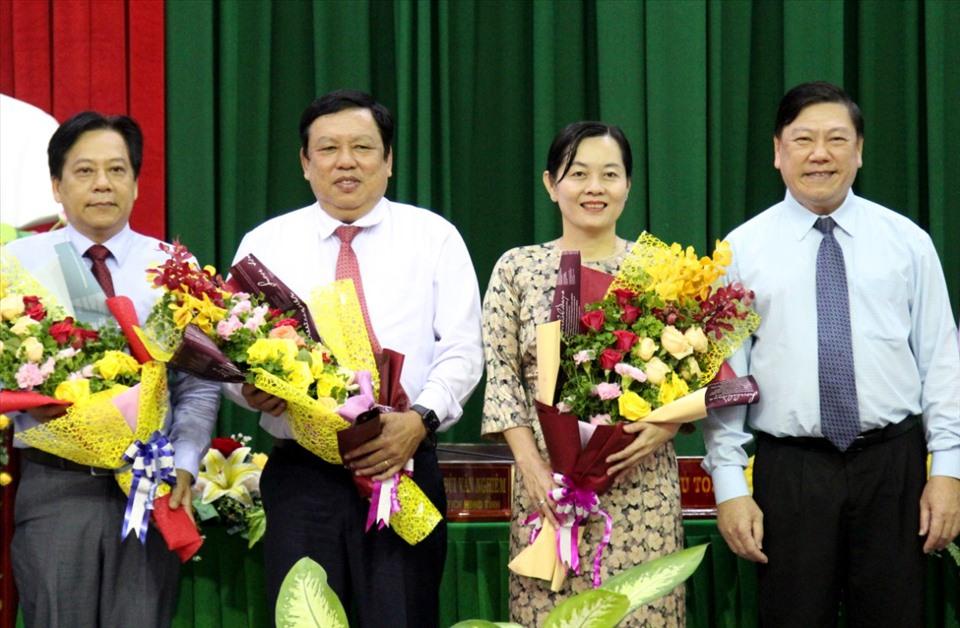 Bí thư Tỉnh uỷ Vĩnh Long - Trần Văn Rón (bên phải) tặng hoa chúc mừng ông Nguyễn Văn Liệt (thứ 2 từ trái sang) cùng 2 thành viên UBND tỉnh.
