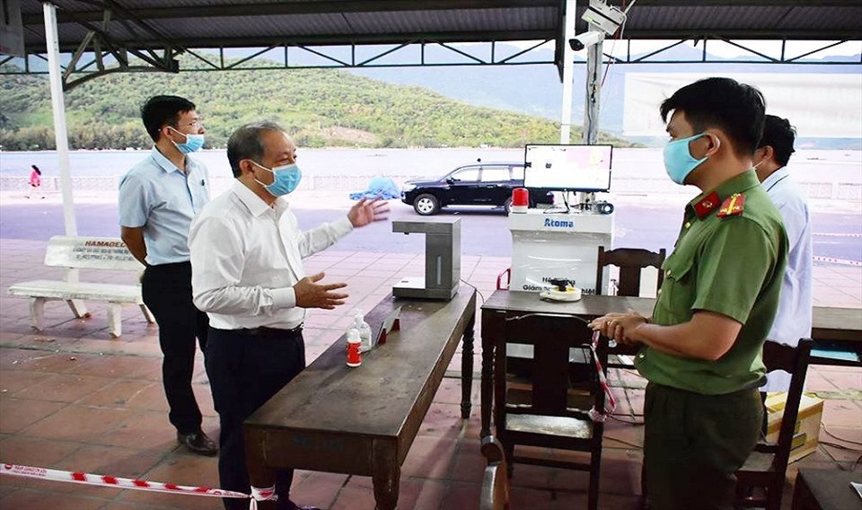 Lãnh đạo Thừa Thiên Huế kiểm tra tại các chốt kiểm soát y tế. Ảnh: thuathienhue.gov.vn.