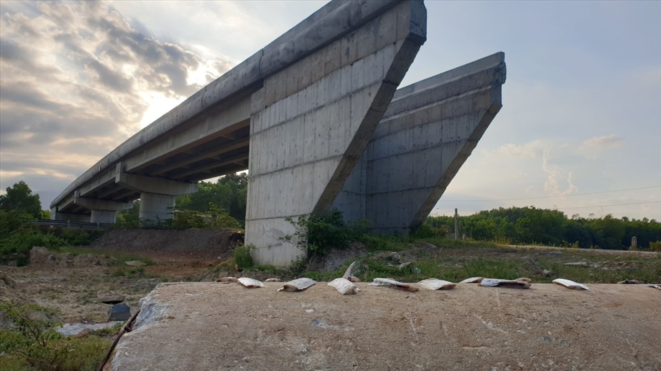 Cầu tại 2 thôn Phước Thuận, Phước Hậu là một hạng mục thuộc Dự án cao tốc La Sơn-Túy Loan. Ảnh: Hữu Long