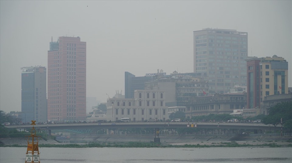 Khu vực cầu Khánh Hội (kết nối quận 4 - quận 1, TPHCM) sau màn sương mờ. Ảnh: Hữu Huy