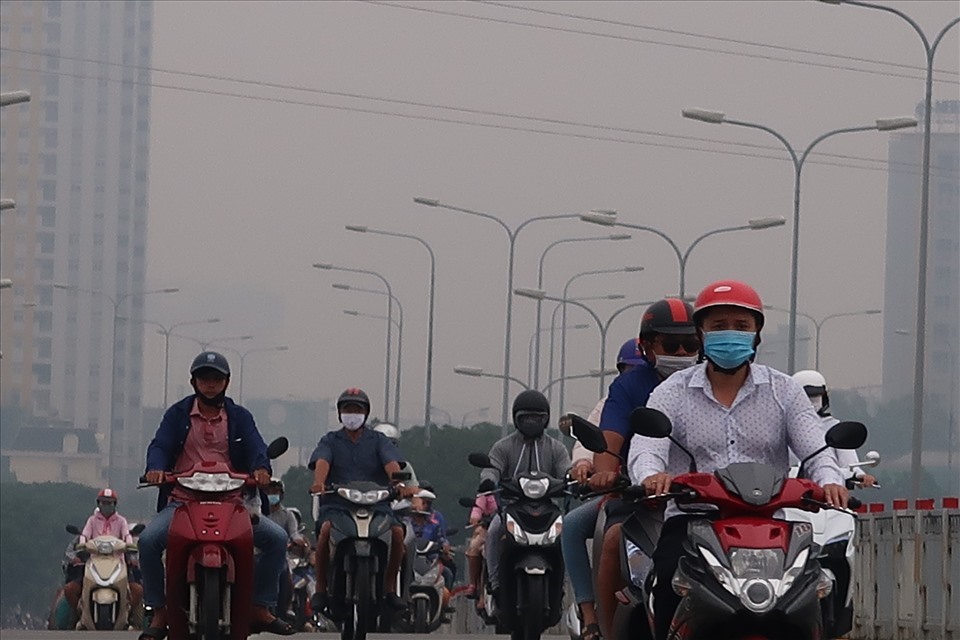 Người dân khi di chuyển trên đại lộ Đông – Tây (đường Võ Văn Kiệt và Mai Chí Thọ) và các tuyến đường khác ở trung tâm thành phố cũng gặp hiện tượng sương mù trên đường. Ảnh: Hữu Huy