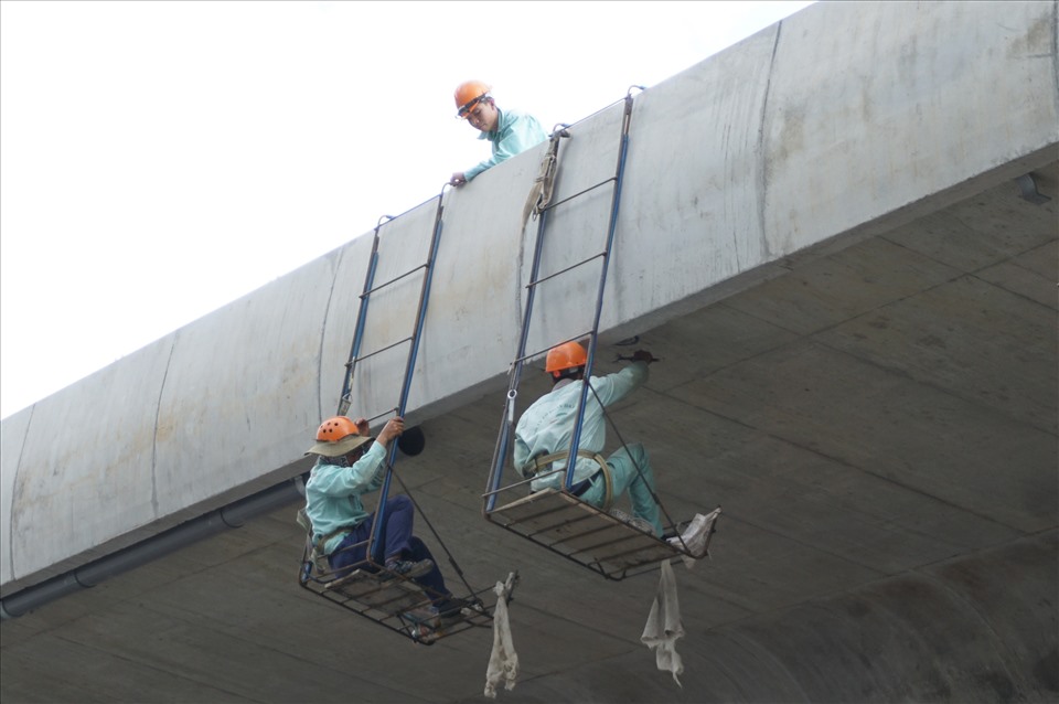 Công nhân thi công đường ống thoát nước cầu Thủ Thiêm 2.  Ảnh: Minh Quân