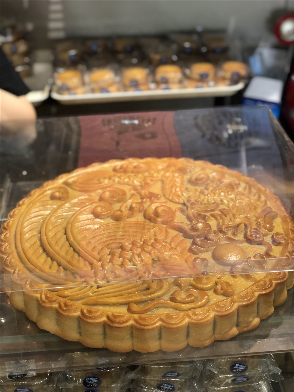 Chiếc bánh Trung thu có cân nặng 7,5kg đang được bày bán ở một cửa hàng tại Hà Nội. Ảnh: Khánh Linh.