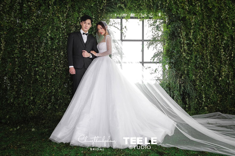 Trong bộ ảnh thời trang giới thiệu thiết kế mới của Chung Thanh Phong, cả hai đã hóa thân thành cô dâu chú rể.