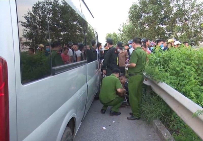 Xe khách chống đối đâm cảnh sát tử vong ở Bắc Giang. Ảnh: CACC
