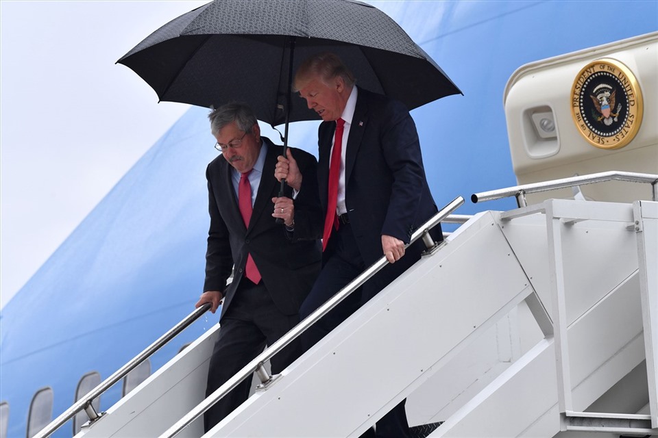 Tổng thống Donald Trump và Đại sứ Mỹ tại Trung Quốc Terry Branstad tại sân bay Đông Iowa năm 2017. Ảnh: AFP.