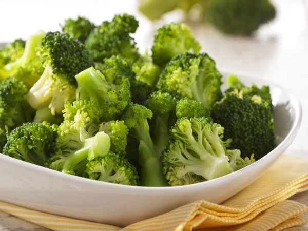 Bông cải xanh có hàm lượng calo thấp có thể giúp bạn giảm cân do có nhiều chất xơ và nước trong loại rau này. Bông cải xanh giúp no lâu và giúp điều chỉnh tăng huyết áp và tăng cường sức khỏe tim mạch.