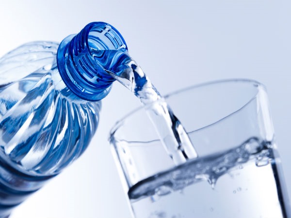Uống đủ nước sẽ mang lại cho bạn một sức khỏe tốt. Ảnh Boldsky