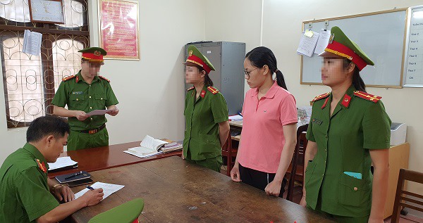 Cơ quan CSĐT tống đạt các Quyết định khởi tố vụ án, khởi tố bị can đối với Nguyễn Thị Hồng Trang về tội Tổ chức mang thai hộ vì mục đích thương mại. Ảnh: Diệu Loan/ Công an Hà Giang
