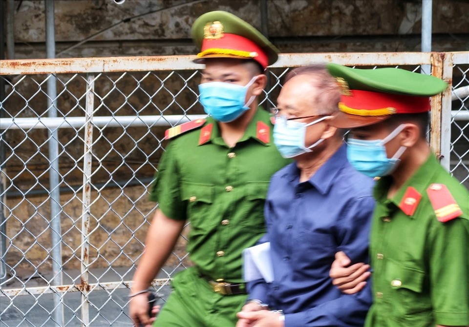 Bị can Nguyễn Thành Tài được áp giải đến phiên tòa. Ảnh: Hữu Huy