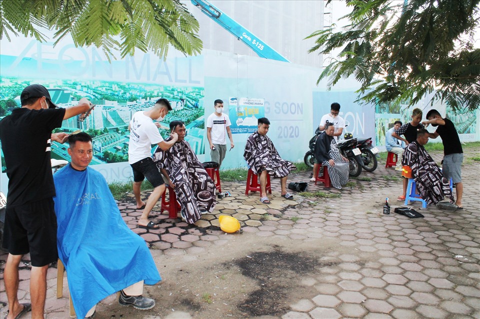 Đông công nhân lao động hào hứng tham gia cắt tóc miễn phí vào cuối giờ chiều ngày 15.9. Ảnh MD
