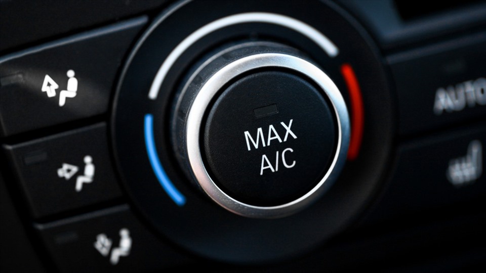 Trước khi tắt máy, dừng và đỗ xe khoảng vài phút, tài xế nên tắt hệ thống điều hòa và có thể bật quạt gió để lưu thông không khí. Ảnh: otofun.net