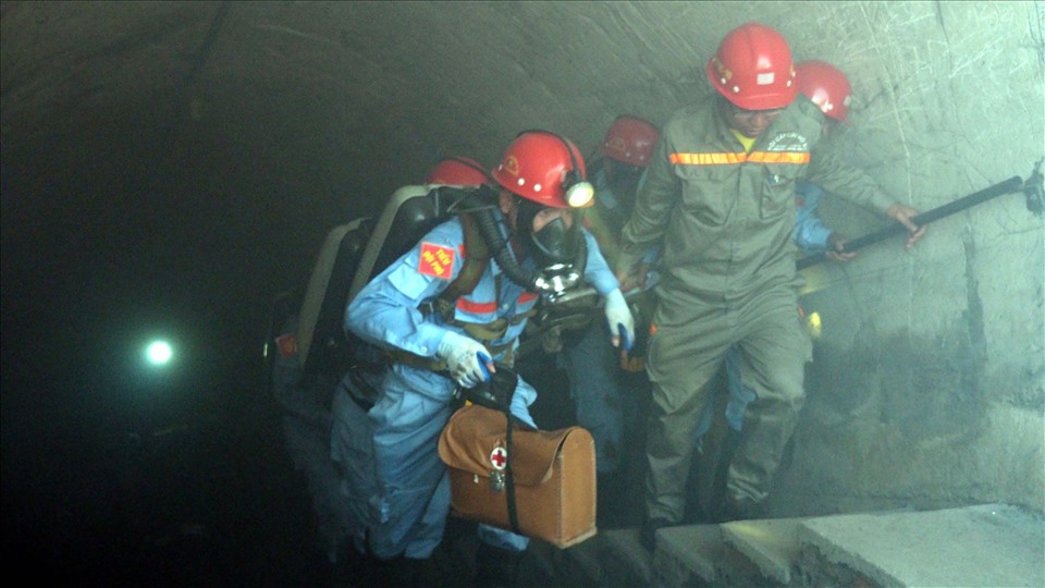 Một buổi huấn luyện công tác an toàn cho thợ lò ở Trung tâm cấp cứu mỏ do Công đoàn và các Công ty trực thuộc của TKV tổ chức. Ảnh: T.N.D