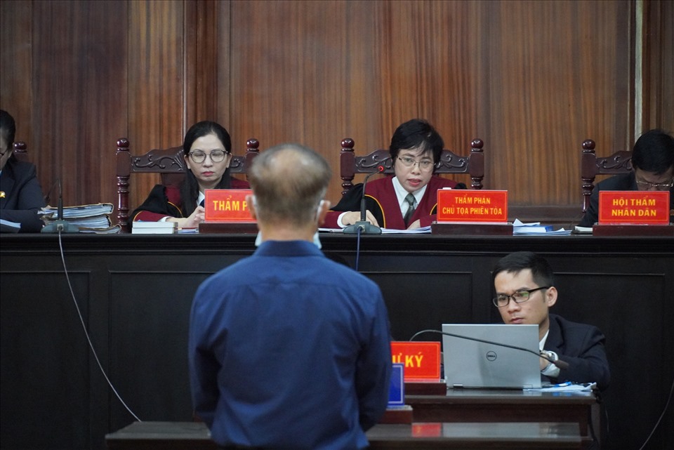 Bị cáo Nguyễn Thành Tài trả lời câu hỏi của Hội đồng xét xử. Ảnh: Anh Tú