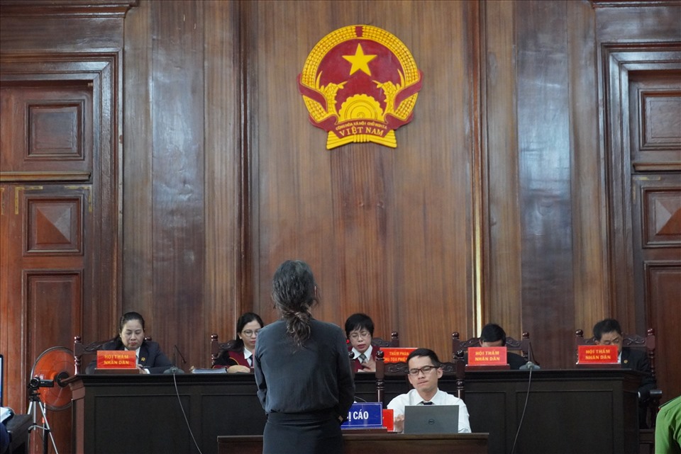 Bị cáo Lê Thị Thanh Thúy trả lời các câu hỏi của Hội đồng xét xử. Ảnh: Anh Tú
