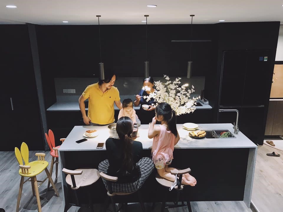 Đảo bếp hoàn toàn có thể kết hợp trở thành bàn ăn- nơi tụ họp của gia đình sau mỗi ngày làm việc dài. Nguồn: Dung Nguyễn