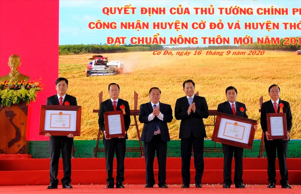 Huyện Thới Lai và Cờ Đỏ nhận Quyết định công nhận đạt chuẩn nông thôn mới. Ảnh: P.V.