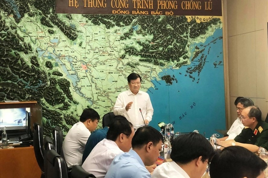 Phó Thủ tướng Trịnh Đình Dũng chủ trì họp chỉ đạo ứng phó với bão số 5 Noul. Ảnh: Ngọc Trìu.