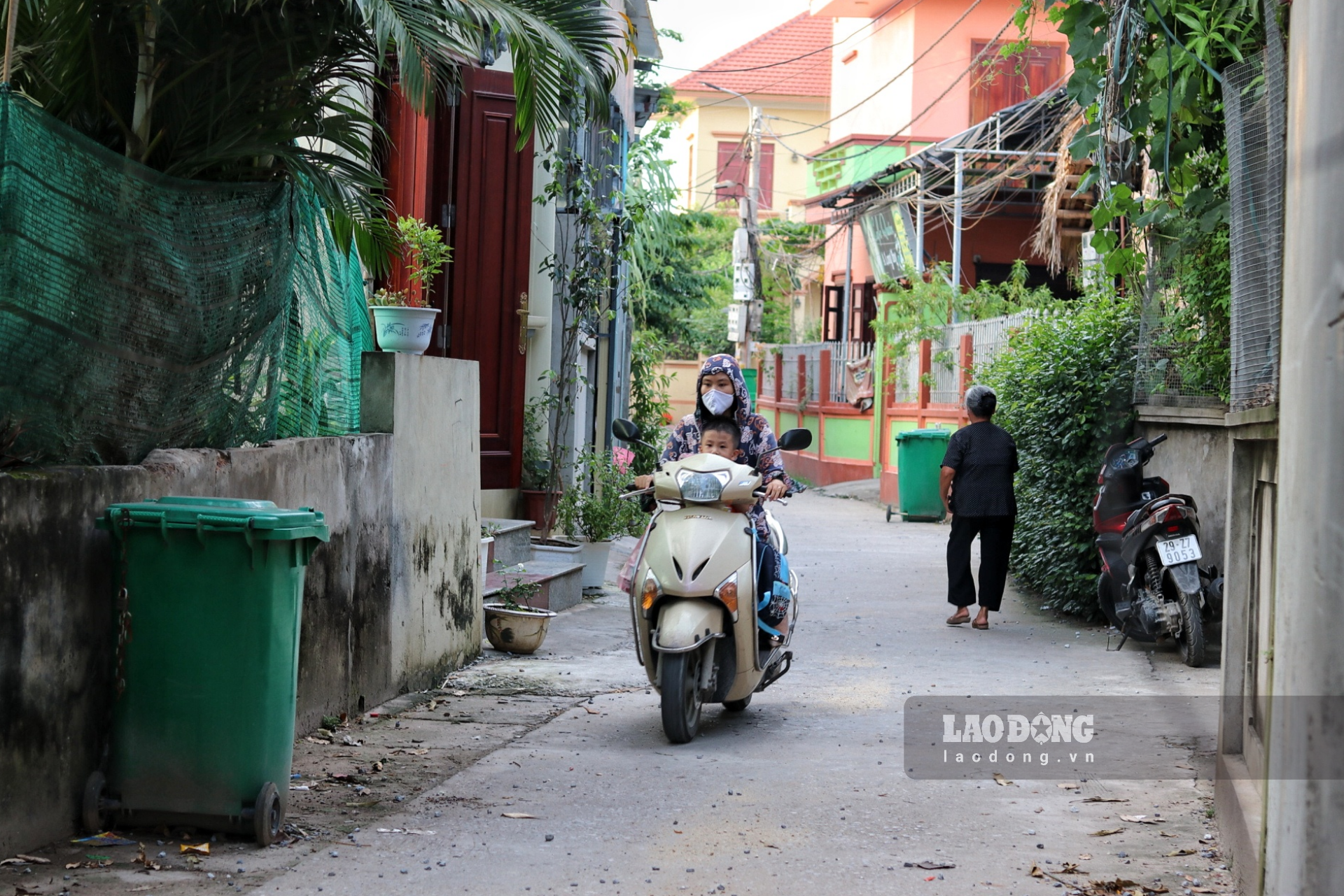 200 thùng rác công cộng được bố trí trên địa bàn xã Ninh Sở (huyện Thường Tín, TP. Hà Nội). Ảnh: Lan Nhi.